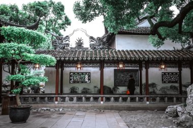 Şangay - Haziran 06 2024: Şangay 'daki Yu Garden' ı keşfetmek, çarpıcı antik mimari ve canlı atmosfer tarihi koridorlarda ve manzaralı bahçelerde gezinen ziyaretçileri çekiyor.