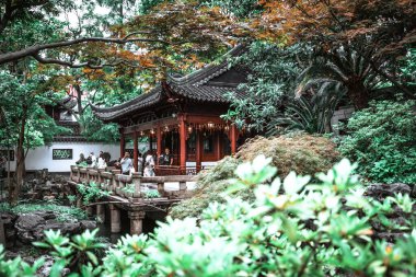 Şangay - Haziran 06 2024: Şangay 'daki Yu Garden' ı keşfetmek, çarpıcı antik mimari ve canlı atmosfer tarihi koridorlarda ve manzaralı bahçelerde gezinen ziyaretçileri çekiyor.