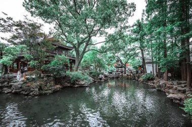 Şangay - Haziran 06 2024: Şangay 'daki Yu Garden' ı keşfetmek, çarpıcı antik mimari ve canlı atmosfer tarihi koridorlarda ve manzaralı bahçelerde gezinen ziyaretçileri çekiyor.