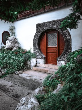 Şangay - Haziran 06 2024: Şangay 'daki Yu Garden' ı keşfetmek, çarpıcı antik mimari ve canlı atmosfer tarihi koridorlarda ve manzaralı bahçelerde gezinen ziyaretçileri çekiyor.