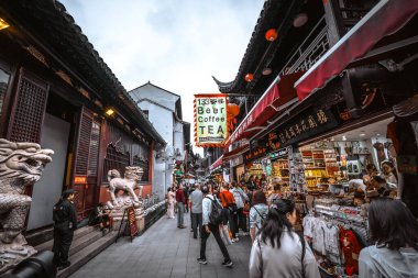 Şangay - Haziran 06 2024: Şangay Çin 'de Yu Garden alışveriş caddesinde alışveriş yapan turistler,