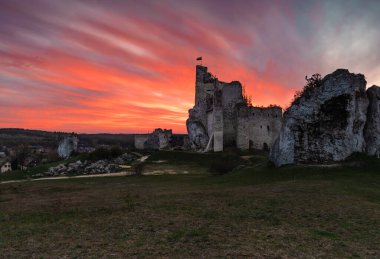 Mirw Kalesi 'nin kalıntılarıyla manzara, yürüyüş ve dinlenme için harika bir yer..