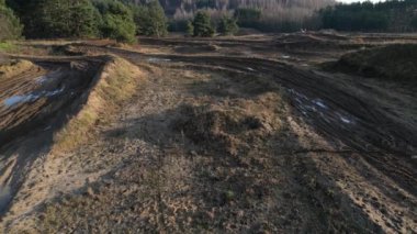 Trasy motokrosowe w rodku lasu widziane z lotu ptaka