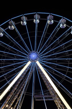 Gece küçük panayırda dönme dolap.  