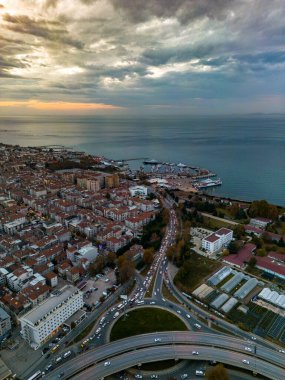 İHA ile yukarıdan şehir görünümü