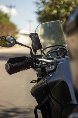 Motosiklet sokağa park edilmiş.