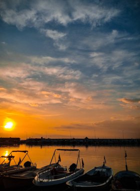 Denizin üzerinde güzel bir gün batımı