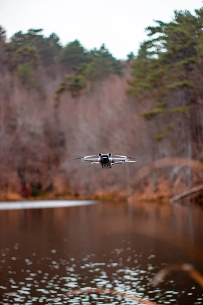 Denizin arka planında uçan dron.