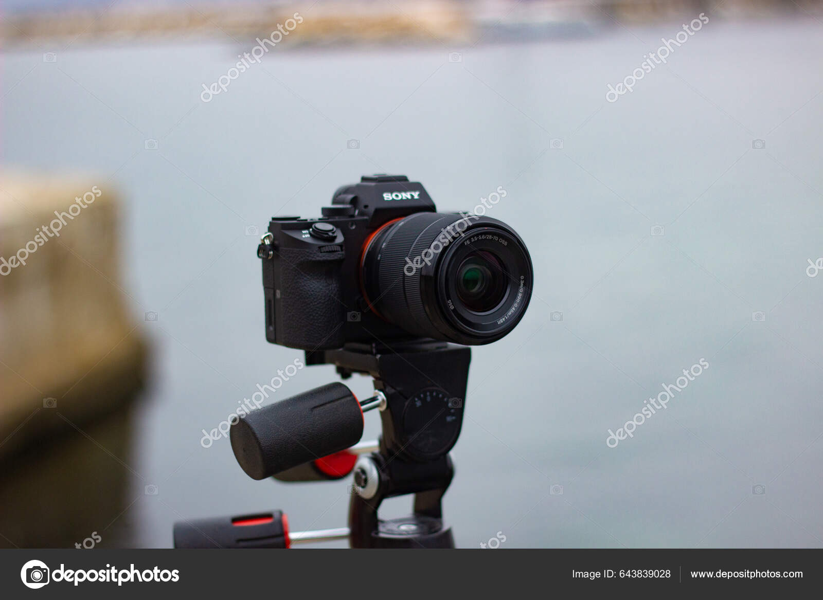 Μια Κοντινή Φωτογραφία Ενός Φωτογράφου Που Τραβάει Μια Φωτογραφική Μηχανή –  Εκδοτική Εικόνα Αρχείου © ishampol #643839028