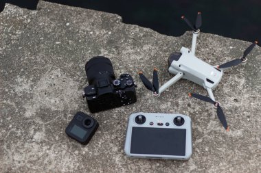 Dron kuadrokopteri bir tripodun üzerinde