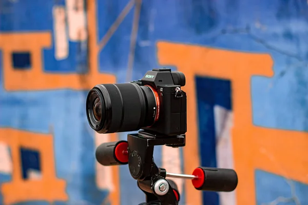 Profesyonel Fotoğrafçı Bir Binanın Çatısında Video Kamera Çekiyor — Stok fotoğraf