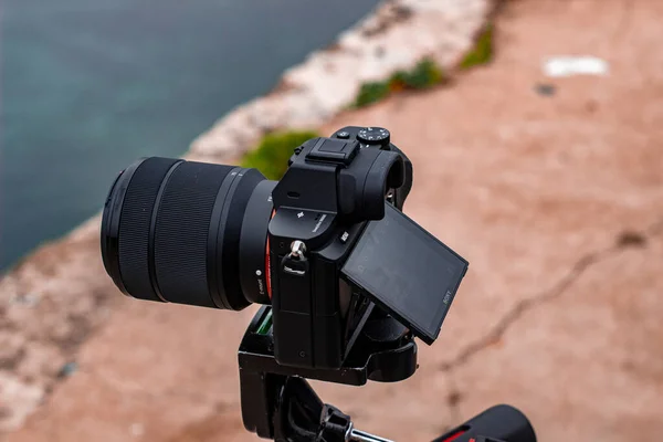 专业摄影师在海滩上带着相机 — 图库照片