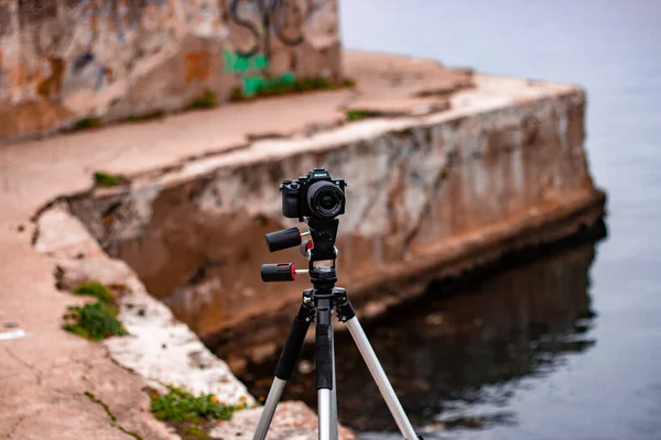 Denizin Arka Planında Eski Bir Kamera — Stok fotoğraf