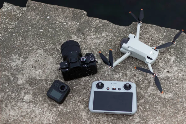 Dron kuadrokopteri bir tripodun üzerinde