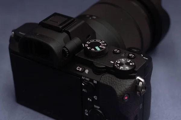 黒い背景にカメラのレンズ — ストック写真
