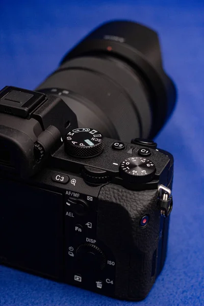 Kamera Lensi Siyah Zemin — Stok fotoğraf