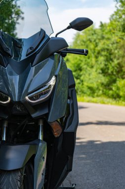 Gri Yamaha Max Ormanda 250 motosiklet