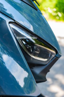 Gri Yamaha Max Ormanda 250 motosiklet