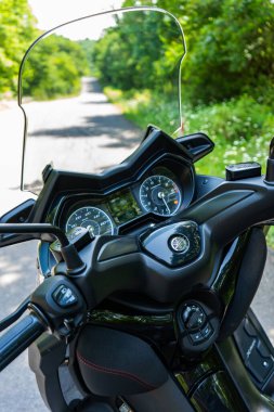 Gri Yamaha Max Ormanda 250 motosiklet