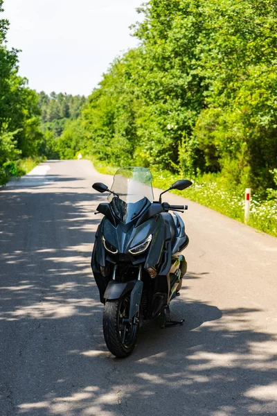 Szary Motocykl Yamaha Max 250 Lesie — Zdjęcie stockowe