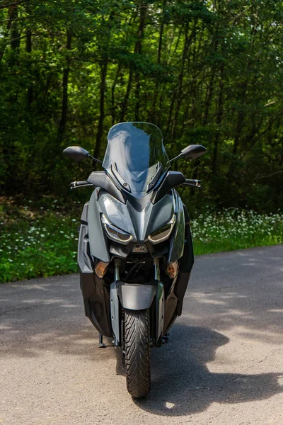 Szary Motocykl Yamaha Max 250 Lesie — Zdjęcie stockowe