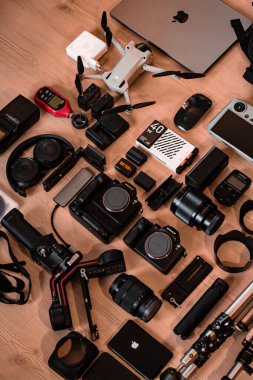 Tahta masadaki farklı aletlerin üst görüntüsü