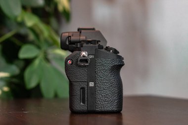 Ahşap masanın üzerindeki siyah retro kamera.