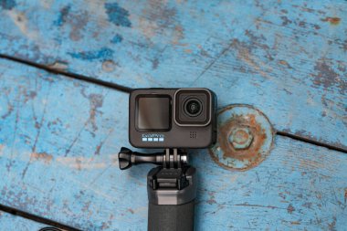 dijital kamera ve üç ayaklı tahta masa