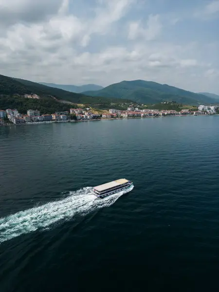 Denizdeki tekne.