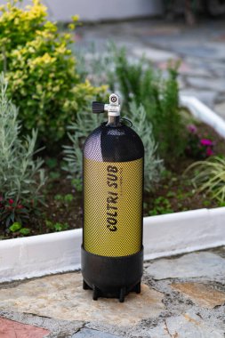 Yeşil çimenlikteki hava tankı