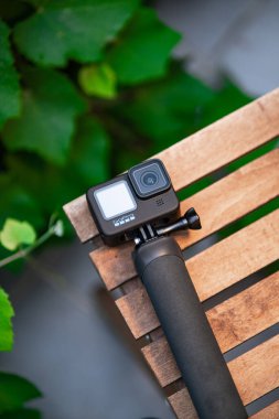 Kamera bahçede, bankta.