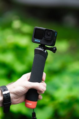 Kameralı adam ahşap arka planda selfie çekiyor..