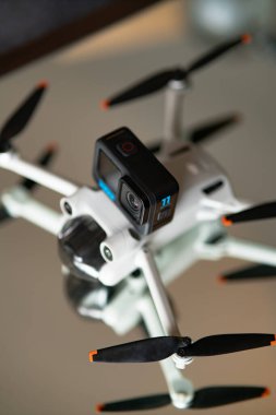 Ahşap arka planda beyaz kameralı İHA.