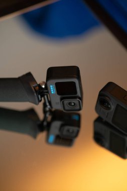 kamera ve dijital lens masanın üzerinde
