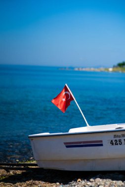 Deniz kıyısında kırmızı bir tekne.