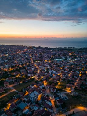 Gün batımında şehrin hava manzarası