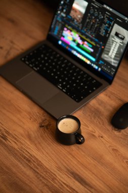 Kahve Kupası ve bilgisayar klavye