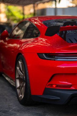 Kapüşonlu kırmızı araba.