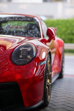 Şehirde kırmızı araba var.