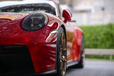 kırmızı ferrari 495 'ler