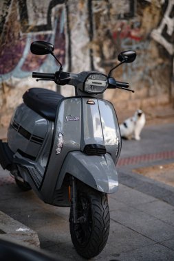 Scooter, İtalya. Kasım 10, 20 021 - İtalyan scooter 'ı şehrin caddesinde park halinde..