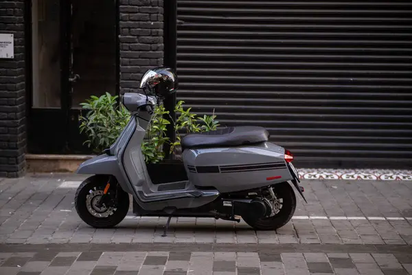 Şehrin sokaklarında çiçekli siyah scooter