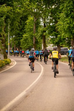 Şehirdeki bisikletli bir grup insan