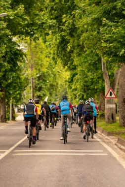Bisikletçiler yolda gidiyor.