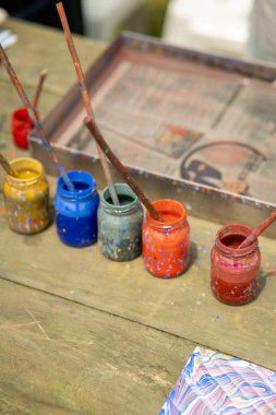 Sanatçının paletinin resmi.