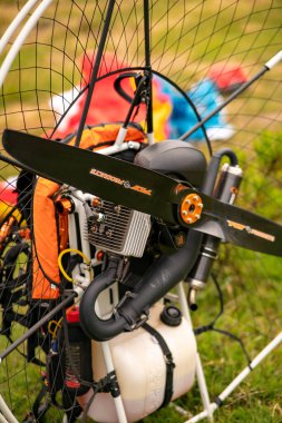 Bir halatla helikoptere yaklaş.