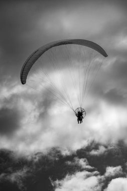 Paraşütçü gökyüzünde ve bulutlar gökyüzünde uçar. ekstrem spor ve ekstrem spor kavramı