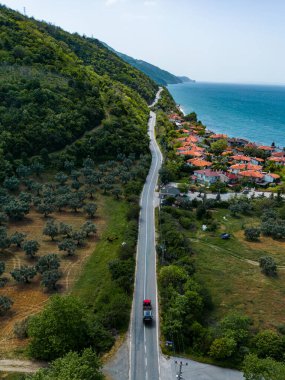 Deniz ve dağların olduğu güzel dağ yolu manzarası.