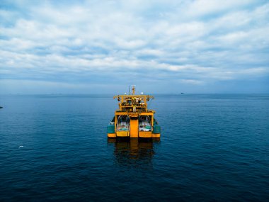 Denizdeki sarı kargo gemisi.