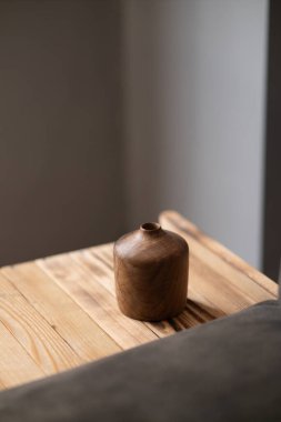 Boş ahşap masa ve arka planda bir fincan çay.